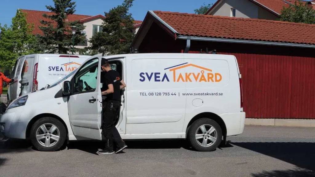 Älvkarlebys kustlandskap med skinande tak