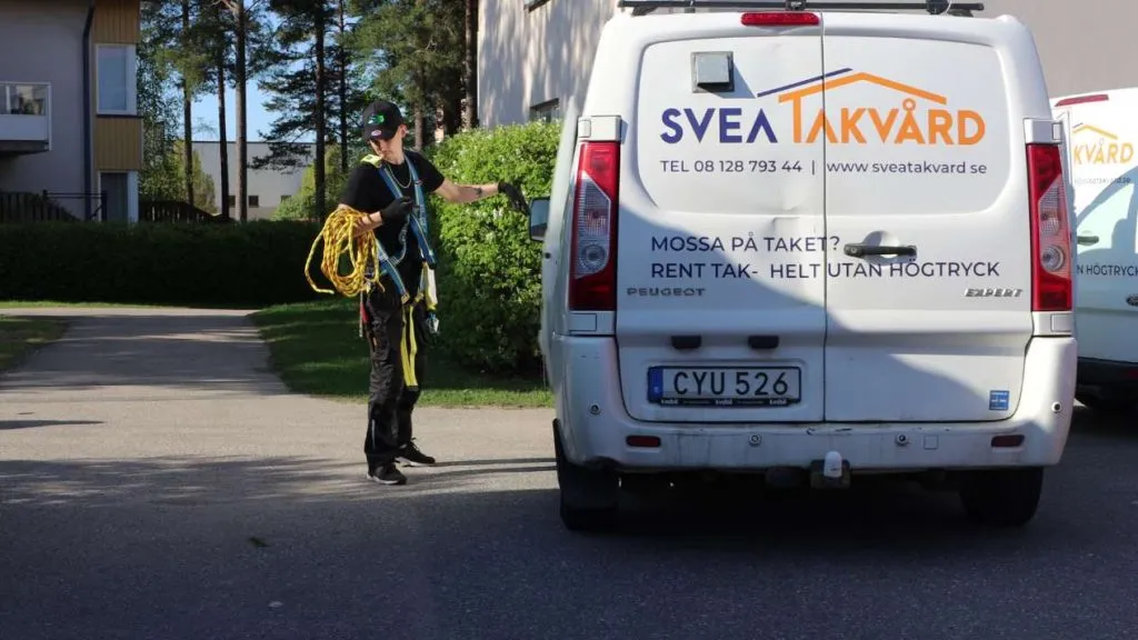 Fräscht och skinande tak i Nacka efter SVEA Takvårds expertbehandling.