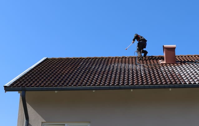 Takrengöring i Enköping – Expert utför mossborttagning