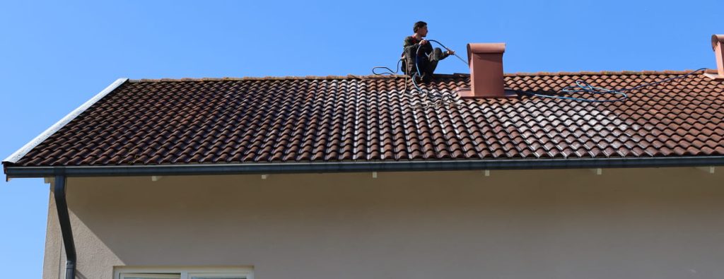 Arbetare från Svea Takvård utför taktvätt på villa i Enköping