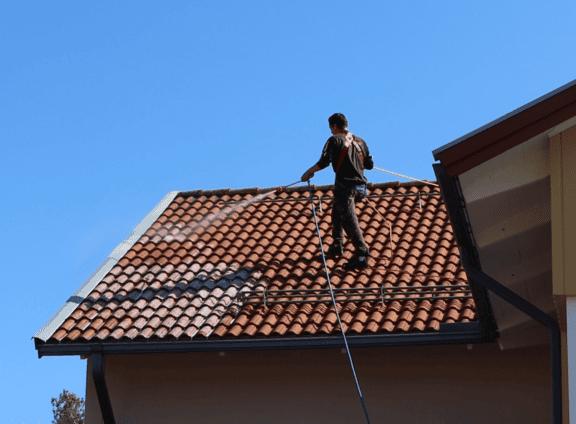 Svea Takvård utför taktvätt på villa i Enköping – Mossborttagning och rengöring