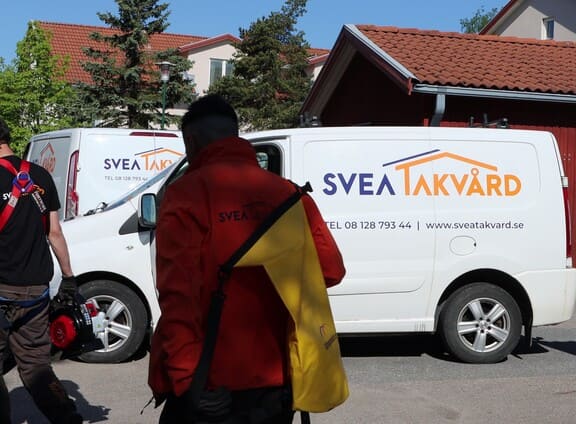 Svea Takvård-tekniker i Enköping förbereder taktvätt vid servicebilar