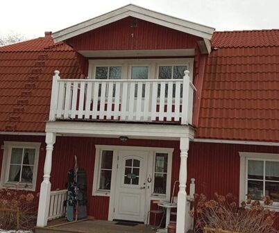 Skinande rent tak i Enköping efter taktvätt – hållbart och fritt från mossa.