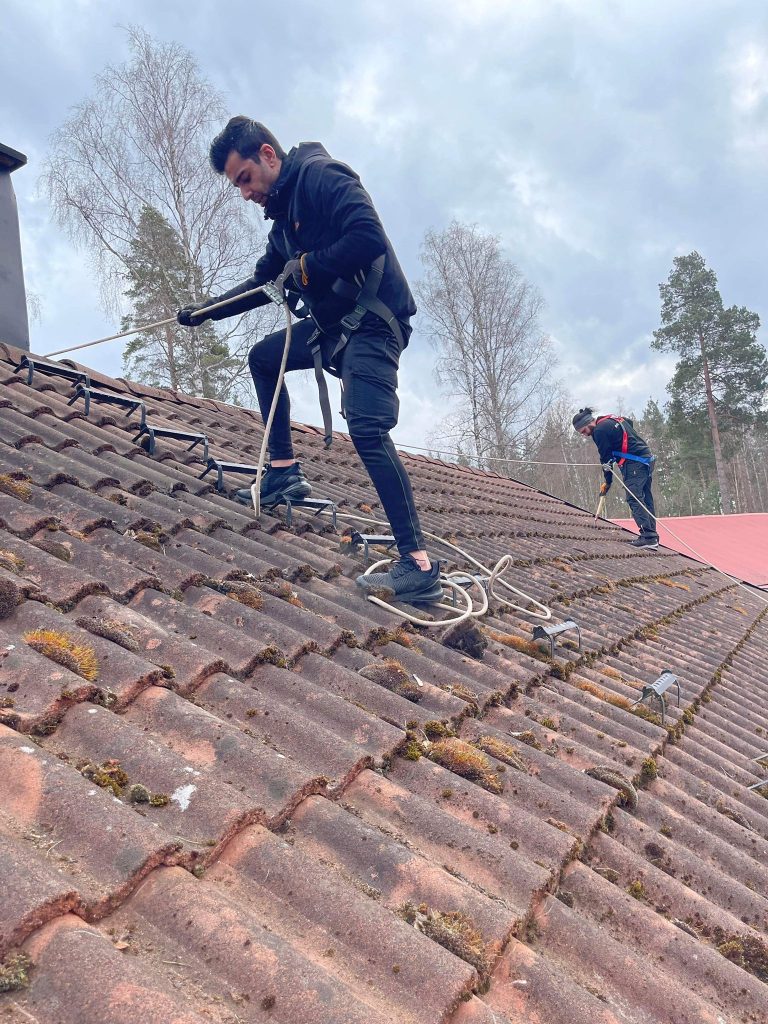Svea Takvård-tekniker i Enköping utför säker taktvätt och mossborttagning på tegeltak.