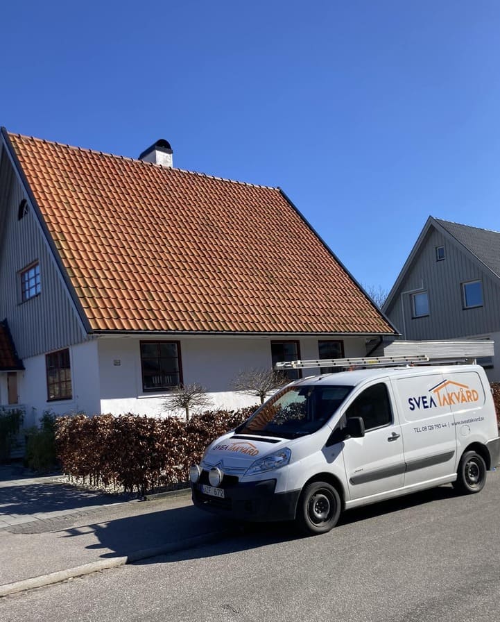 Svea Takvård servicebil i Enköping – Specialist på mossborttagning