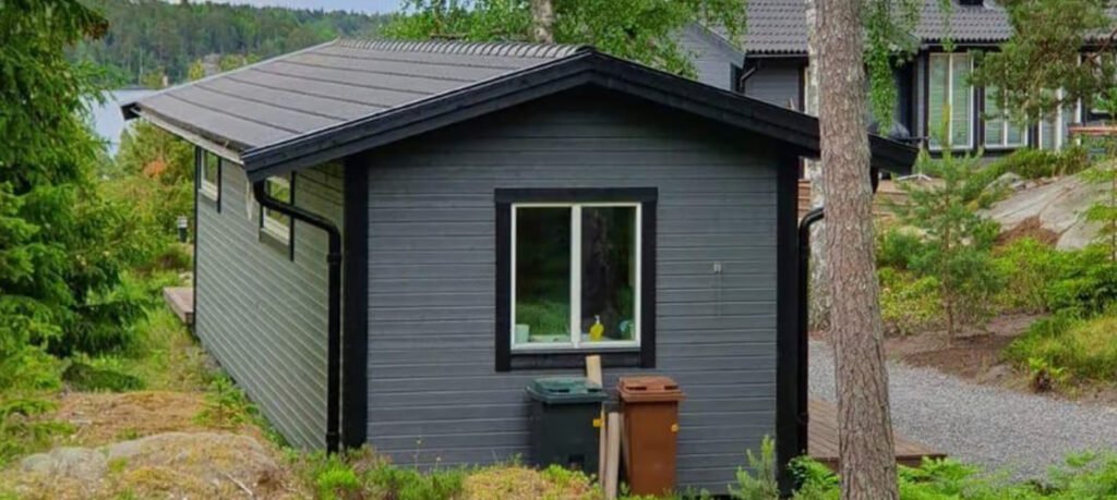 Fasadtvätt på stuga gjord av Svea takvård