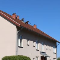 Taktvätt Enköping – Mossborttagning för långvarigt skydd Professionell taktvätt i Enköping – Rengöring av flerfamiljshus